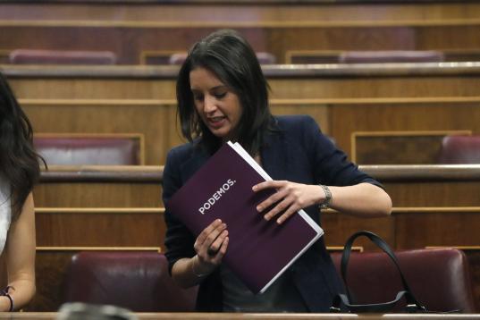 La portavoz del Grupo Parlementario de Unidos Podemos, Irene Montero, a su llegada esta mañana al Congreso de los Diputados con el texto de la moción.