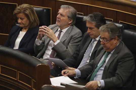 Los ministros de Empleo, Fátima Báñez; de Educación, Íñigo Méndez de Vigo; de Fomento, Íñigo de la Serna; y de Interior, Juan Ignacio Zoido, en sus escaños.