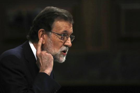 Rajoy gesticula durante su respuesta a Montero.