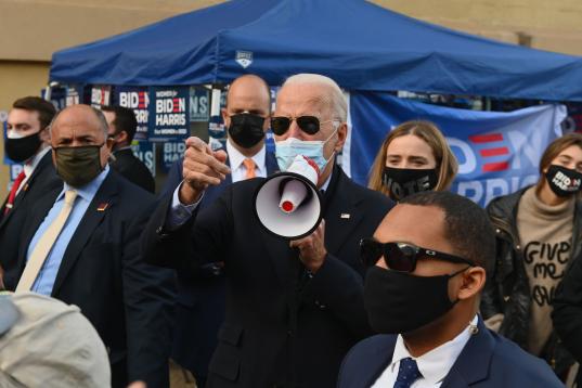 Biden, megáfono en mano, para dirigirse a su público después de votar