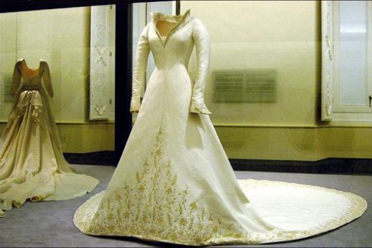 Pertegaz diseñó con total libertad el diseño que lució la reina Letizia en su boda: un vestido de color blanco que se confeccionó en seda natural.