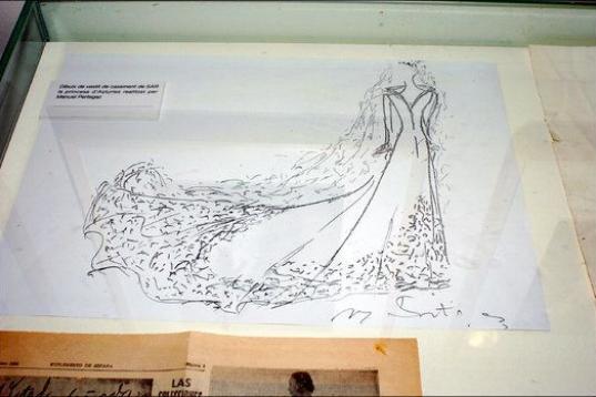 El vestido fue un modelo inspirado en la 'línea princesa'. El vestido era de corte continuado desde los hombros al suelo.