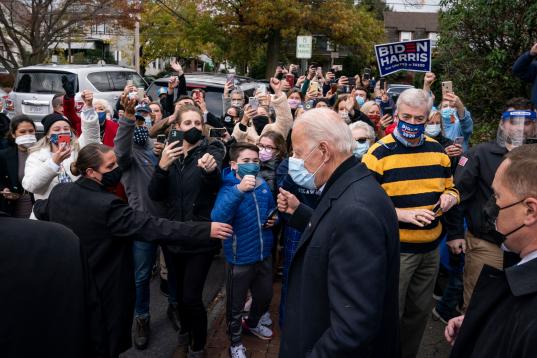 Joe Biden saluda (como se puede) a un grupo de seguidores