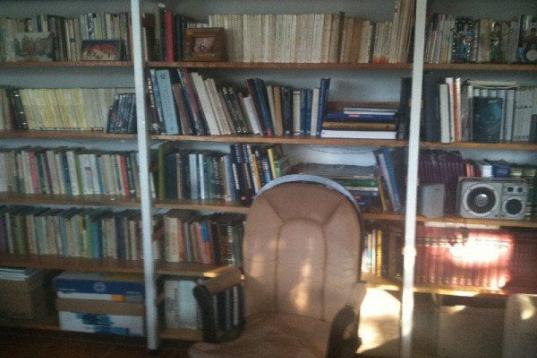 @Utopia_Urbana 
#MiBiblioteca es en realidad la biblioteca de 3 generaciones de mi familia. Ccp. @genarolozano @reformacom http://twitpic.com/8rp50o 