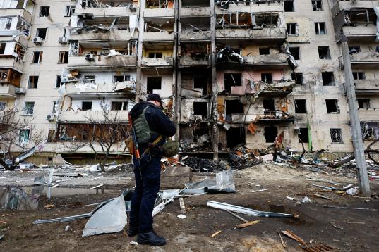 Un edificio residencial de Kiev, dañado por un ataque aéreo, fotografiado en la mañana de este viernes. 