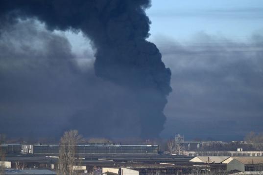 Humo negro saliendo de un aeropuerto militar en Chuguev