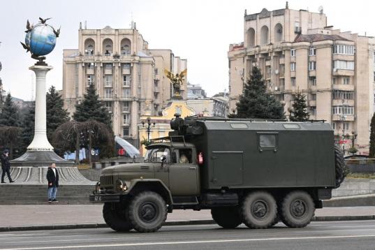 Un camión militar en Kiev en la mañana del 24 de febrero