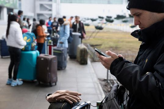 Personas haciendo cola en el aeropuerto de Kiev.
