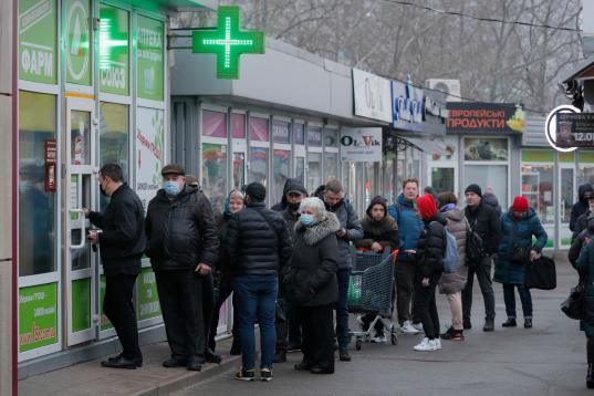 Colas en una farmacia de Kiev