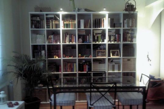 @Catactiva 
@ElHuffPost #mibiblioteca La més gran de casa, presidint el saló... amb drac incorporat! pic.twitter.com/iTcqTTcKDA