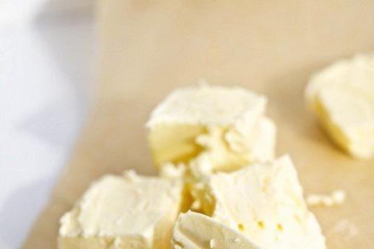 La margarina entró en el mercado para reducir el consumo de mantequilla, demonizada en los años 50. El tiempo dio la vuelta a la tortilla y se demostró que el origen vegetal de la margarina es peor, ya para que convertirla en grasa para untar...