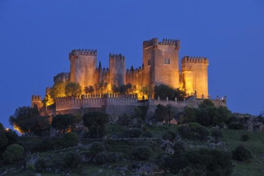 En la comarca del Valle Medio del Guadalquivir, provincia de Córdoba, se encuentra este pequeño municipio que destaca por su castillo de origen árabe. Objeto de varias reformas en tiempos medievales, fue finalmente restaurado en el primer cua...
