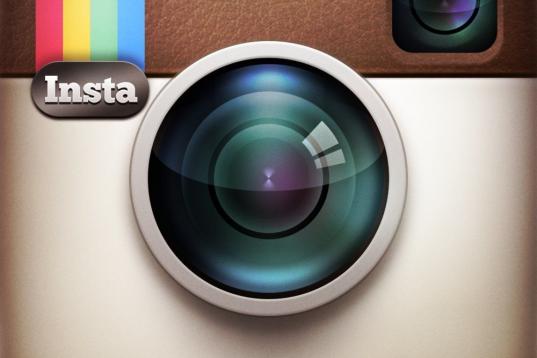 Facebook compró Instagram en abril de 2012 (por miles de millones de dólares) y fue integrando progresivamente las nuevas imágenes.