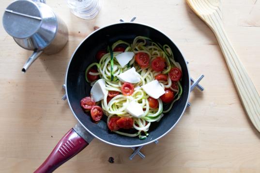 ▶️ Ingredientes (para 2-3 personas): una bandeja de espaguetis de calabacín (350 gramos), 15 tomates cherry (aprox), 1 o 2 dientes de ajo, queso fresco.

▶️ Encuentra aquí la receta completa.
