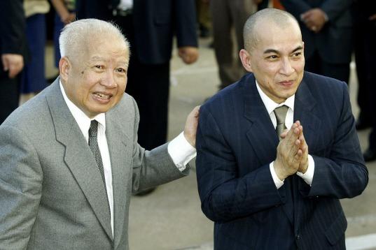 Norodom Sihanouk (dcha) reino en dos periodos diferentes en su país (1941-1955 y 1993-2004) y es conocido como "El Rey Padre" por los camboyanos. Entre sus dos reinados estuvo exiliado en Corea del Norte. En 2004 se autoexilió en Corea del Nor...