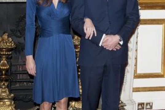 Sencillo, elegante, moderno y azul. Así era el vestido con el que entonces Kate Middleton (hoy la duquesa de Cambridge) se presentaba en el palacio de Saint James para su pedida de mano con el príncipe Guillermo. Un vestido de la firma Issa qu...