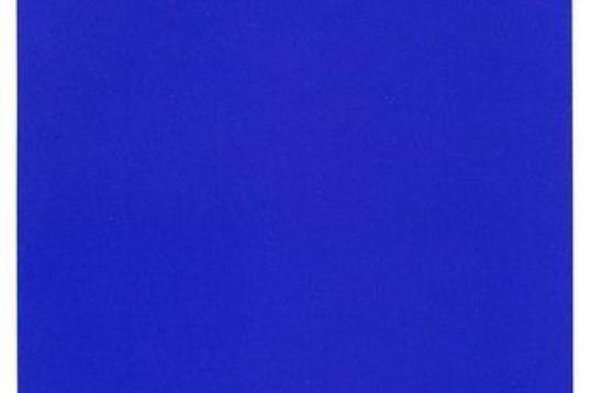 El artista francés Yves Klein, que vivió a mediados de siglo, tuvo tanta repercusión con sus dibujos monocromáticos que decidió patentar un tono de azul con su nombre: el azul Klein. Un azul intenso, profundo, que se ha utilizado en la moda...