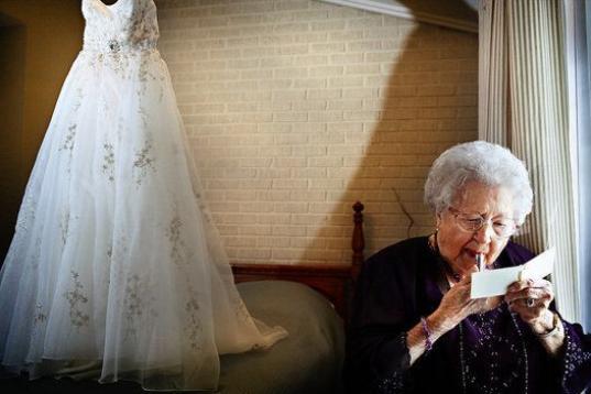 "Hace unos años, en una boda familiar, mi querida abuela (Cora Lee Adcock) se paró casualmente delante del vestido de su bisnieta para retocarse el pintalabios. En ese momento, capturé un recuerdo que servirá para siempre como un legado para...