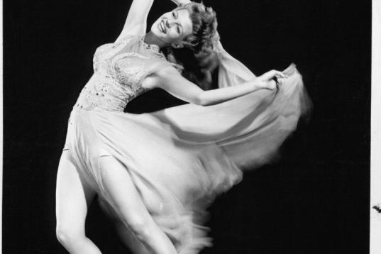 Durante la Segunda Guerra Mundial, el ideal de belleza femenina se alejó de las sinuosas curvas de Mae West y también de las actitudes  despreocupadas de las flappers. Estrellas como Rita Hayworth tenían una piel perfecta y saludable y cuerpo...