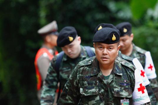 Los médicos militares de Tailandia participan en los preparativos del rescate.