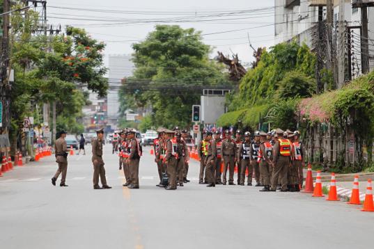 La policía tailandesa espera la llegada de las ambulancias con los niños rescatados.