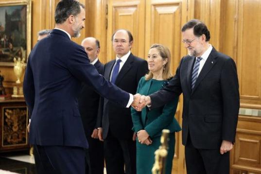 El rey Felipe VI saluda al jefe del Ejecutivo, Mariano Rajoy, en presencia de la presidenta del Congreso, Ana Pastor, y el presidente del Senado, Pío García Escudero.