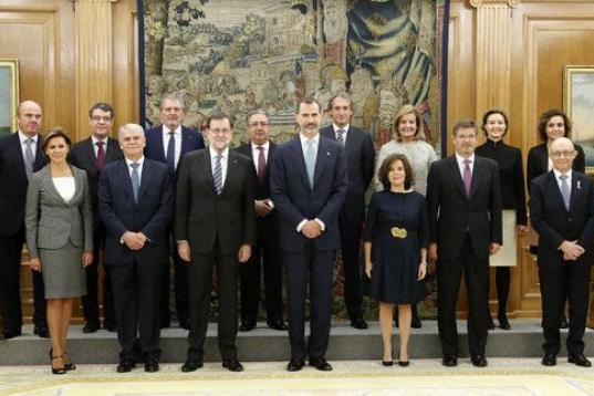 El rey posa con Rajoy y los 13 ministros de su nuevo Gobierno en el Palacio de la Zarzuela.