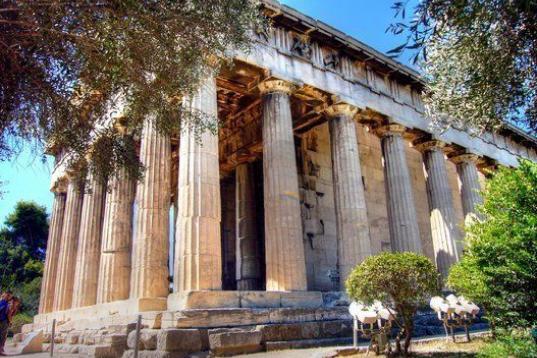 Sabemos que Atenas es uno de los lugares del mundo con más ruinas históricas, pero también es una capital llena de bonitas calles, plazas, museos y preciosos rincones por cada metro cuadrado de la ciudad. Ver más fotos aquí.