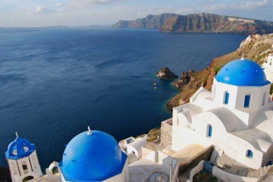 Uno de esos destinos del Mediterráneo que dejan con la boca abierta. En la isla griega de Santorini está Oia, con sus preciosas casa blancas de tejados azules y vistas al mar. ¡Una postal de recuerdo! Ver más fotos aquí.