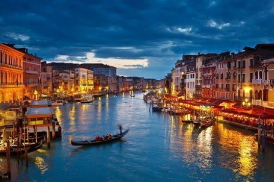 Tenía que estar. Venecia y sus canales son tan únicos como irremplazables. Bueno, y su gran basílica, la de San Marcos, que es bonita como pocas. Pasear por ella, tanto a pie como en góndola, es un verdadero placer. Ver más fotos aquí.