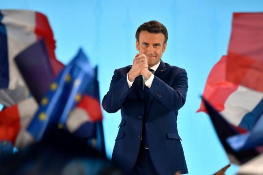 Emmanuel Macron saluda a sus seguidores tras los resultados de la primera vuelta de las elecciones.