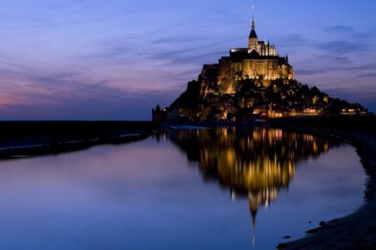 En la Baja Normandía francesa se encuentra el Monte Saint-Michel, un precioso castillo de cuento que sorprende por el enclave en el que está ubicado, una isla unida por una pequeña carretera a la costa. Los viajeros de minube recomiendan hace...