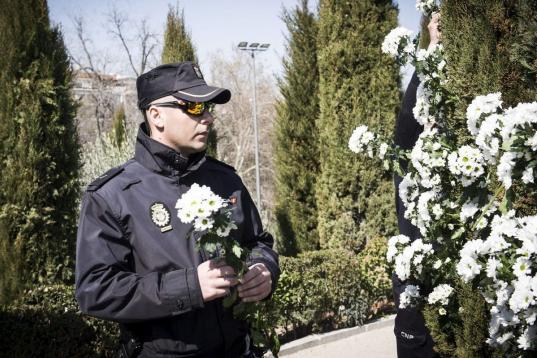 Un policía en el homenaje en el Retiro.