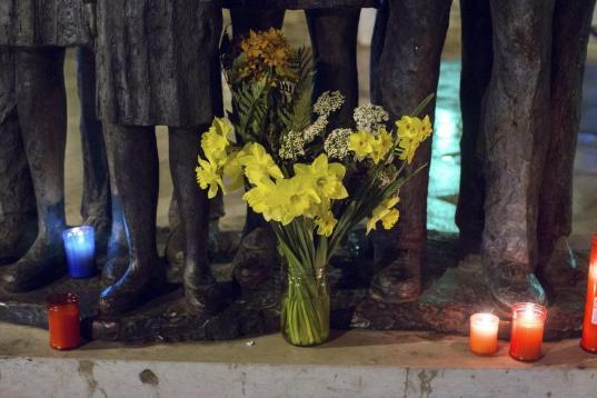 Ramo de flores depositado en una escultura conmemorativa de las víctimas.