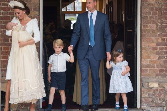 La duquesa de Cambridge con su hijo Luis de Cambridge en brazos, y su marido, el príncipe Guillermo de Inglaterra con sus hijos mayores: : el príncipe Jorge y la princesa Carlota.