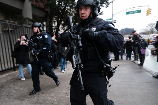 Agentes armados se desplazan de urgencia a las afueras de la estación de la calle 36