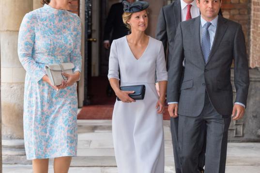 A la izquierda, Lucy Middleton, prima de la duquesa de Cambridge y madrina de Luis de Cambridge, Hannah y dos de los padrinos del príncipe, Robert Carter y Harry Aubrey-Fletcher.