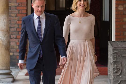Guy Pelly, uno de los padrinos del príncipe Luis de Cambridge y su mujer, Lizzy Pelly.