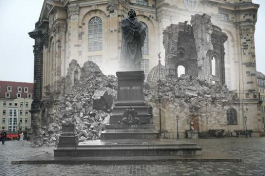 Composición que muestra la iglesia Frauenkirche en ruinas tras el pedestal vacío de la estatua de Martín Lutero en 1946 tras los bombardeos aliados. Tanto la estatua como la iglesia han sido reconstruidas.