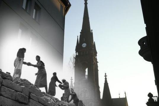 Una cadena de mujeres reconstruye la ciudad frente a la iglesia de Lutero en Neustadt, un distrito destrozado por el bombardeo aliado de 1945. Al fondo puede verse la torre a día de hoy.
