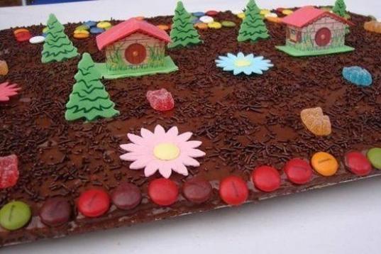 Es la tarta de los cumpleaños de nuestra infancia pero con decoración extra. En Cookpad encontrarás los cuatro pasos necesarios para prepararla en sólo 30 minutos.