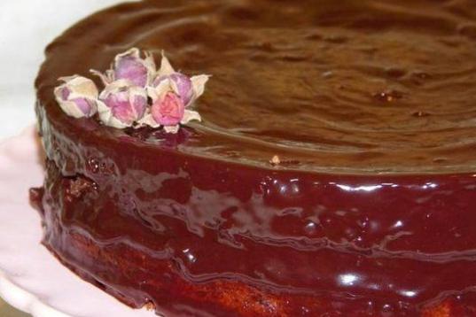 Es una tarta típica de Austria hecha con dos planchas gruesas de bizcocho de chocolate separadas por una fina capa de mermelada de albaricoque y recubiertas con un glaseado de chocolate negro. Mira la receta en Cookpad.