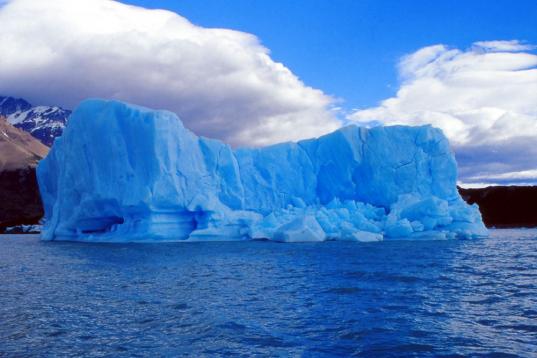 El lago y glaciar Viedma, en la Patagonia argentina (y, en parte, chilena), es el lugar perfecto para una excursión en barco entre los icebergs del lago. Con casi 1.000 kilómetros cuadrados de superficie y 70 kilómetros de largo, es el más g...