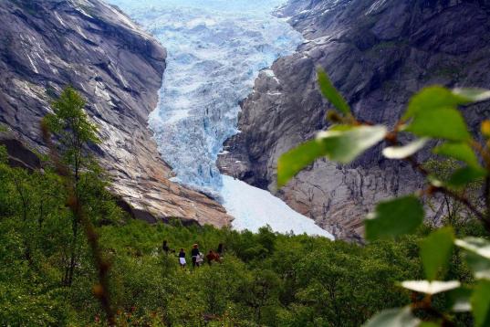 El glaciar de Olden, en Noruega, es en realidad uno de los brazos del famoso glaciar Briksdalsbreen. Si bien es cierto que tuvo su época de expansión, en los últimos años ha ido perdiendo superficie, especialmente por la subida de las temper...