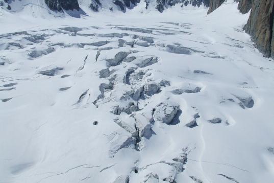 Imágenes como estas son habituales en el Glaciar del Mont Blanc, el pico francés de los Alpes en el que puedes hacerte una excursión por encima de millones de años de historia congelada. Ahora bien, te recomendamos ir muy bien abrigado y pre...