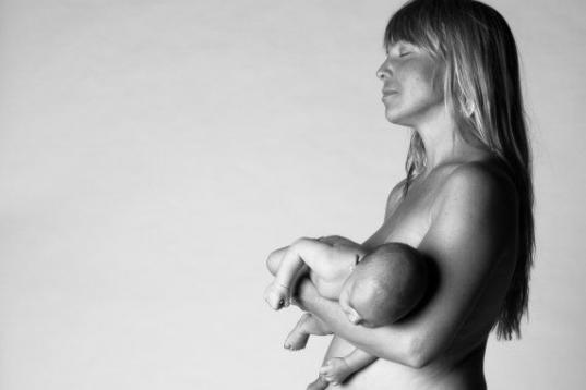 Este artículo habla de la serie de fotografías 'Un cuerpo bonito', con el que la fotógrafa Jade Beall reivindica una mirada veraz a la belleza tras la maternidad. Fue un éxito en la plataforma de micromecenazgo Kickstarter.