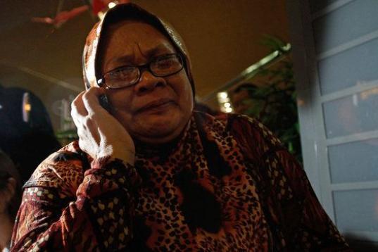 Una familiar de pasajeros del avión accidentado espera noticias en Kuala Lumpur