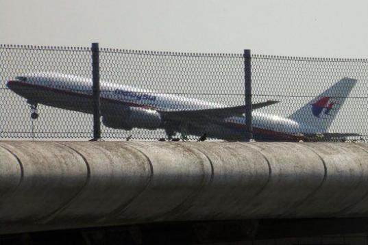 Imagen que muestra al avión de Malaysia Airlines MH17 dejando el aeropuerto de Schiphol (Ámsterdam) este jueves