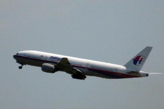 El avión de Malaysia Airlines siniestrado, tras despegar del aeropuerto de Schiphol (Ámsterdam) este jueves