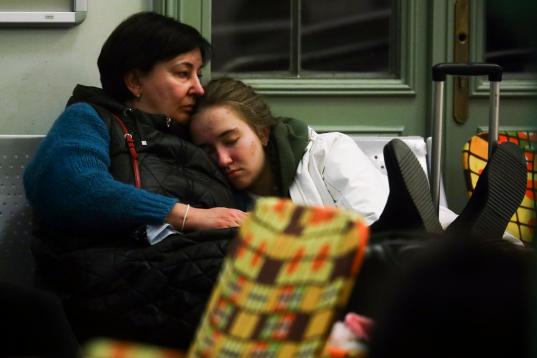 Pasajeros en refugios temporales en las estaciones de tren. (Photo by Beata Zawrzel/NurPhoto via Getty Images)